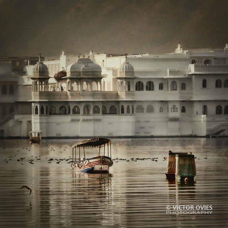 Udaipur - Jagniwas Island - Sunrise in the like